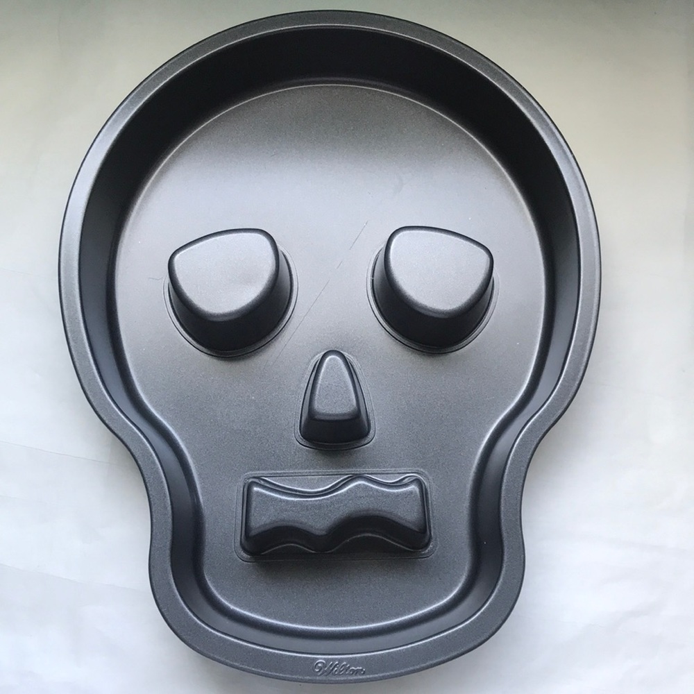 Wilton Halloween skull cake pan